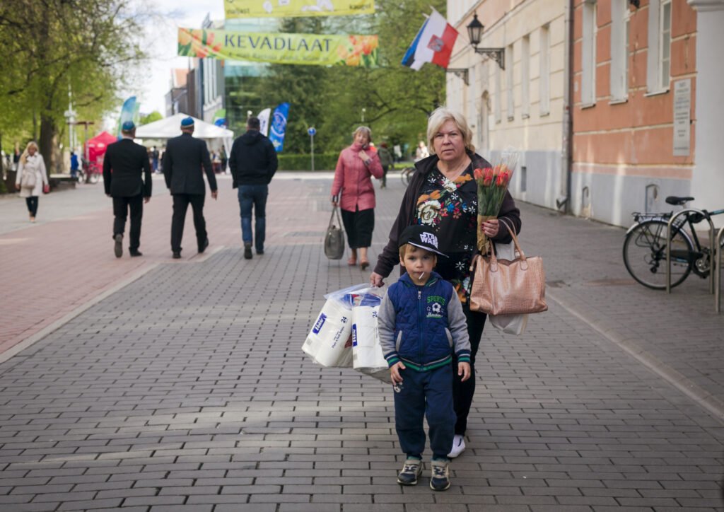 Tartu, tänavafoto, streetphoto, pere, family, shoping, grocery, pood, toiletpaper