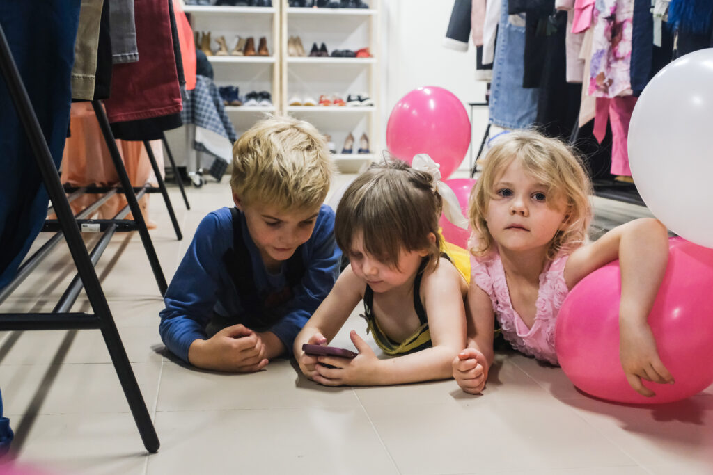 Demuur, pood, lapsed, mustika keskus