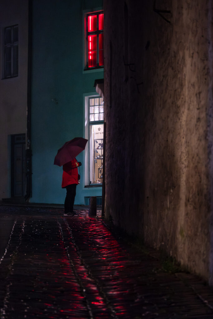 Tallinn, tänav, tänafoto, vanalinn, vihmavari, tänavafotograafia