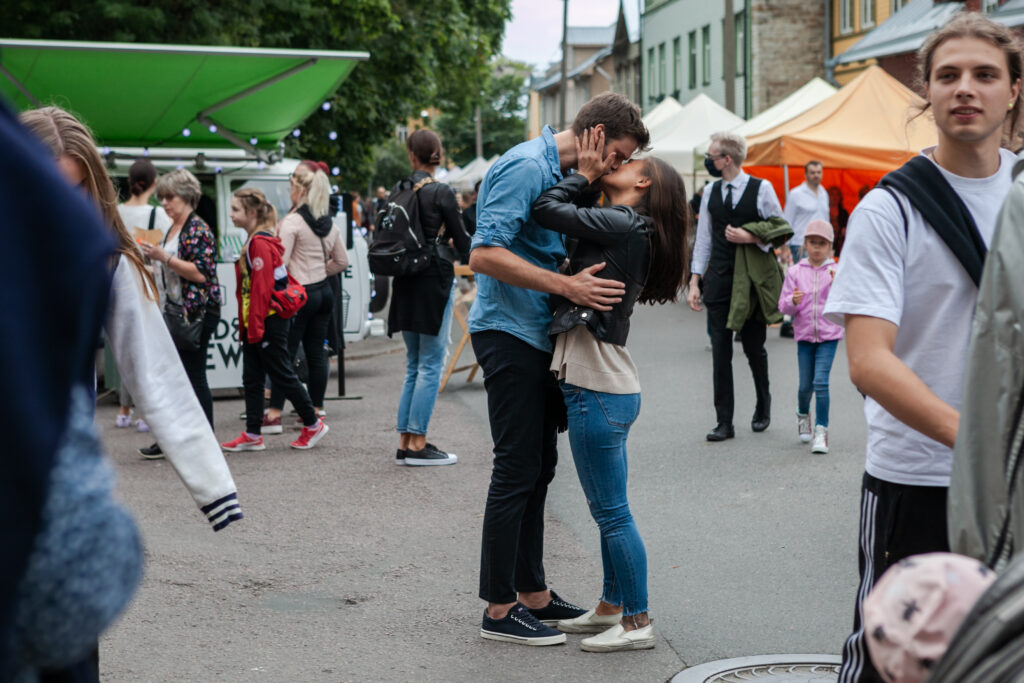 Tallinn, tänav, tänafoto, Uusmaailm, Kristiine, Estonia, paar, armastus, kiss, love, streetphoto, street, Eesti, inimesed, rahvas