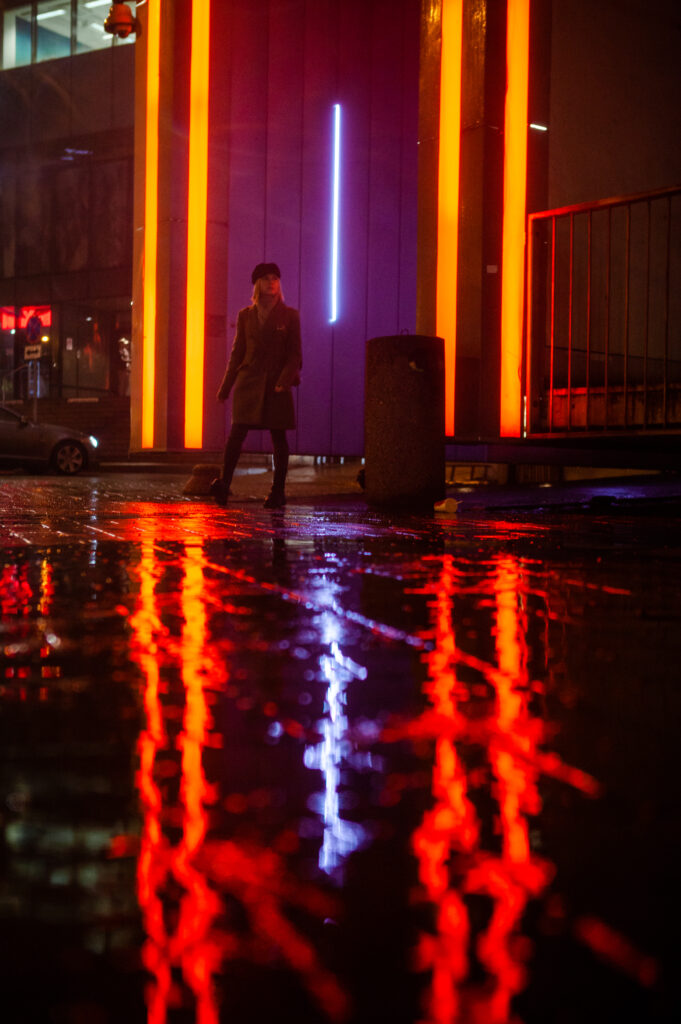 Tallinn, valgus,vinimene, tänav, tänavafoto, streetstyle, street, streetphoto, cinema, led, lights, rainy, vihm, coca-cola plaza