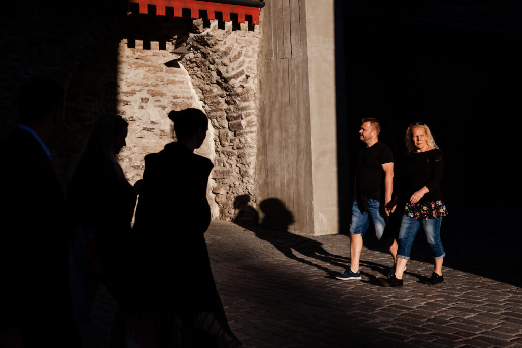 Tallinn, valgus, varjud, vari, inimene, tänav, tänavafoto, streetstyle, street, streetphoto, couple, paar, inimesed, vanalinn, oldtown