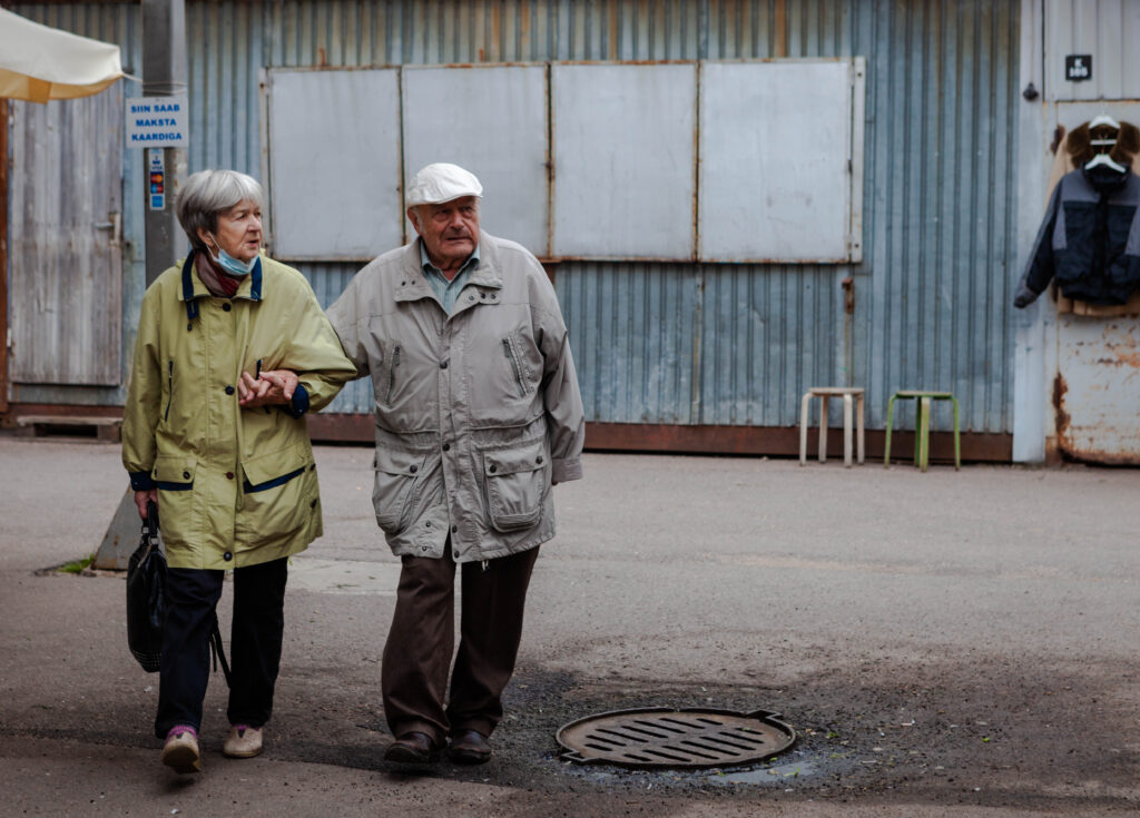 Tallinn, värvid, vari, inimene, tänav, tänavafoto, streetstyle, street, eesti, keskturg, paar, armastus, pensionär